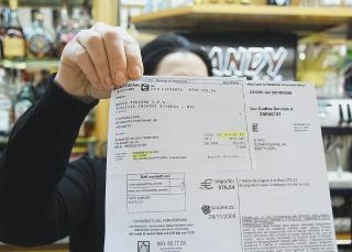 <strong>NO AL BALZELLO </strong>In alto Tania Amarugi raccoglie firme contro la cauzione imposta in bolletta dal Fiora
