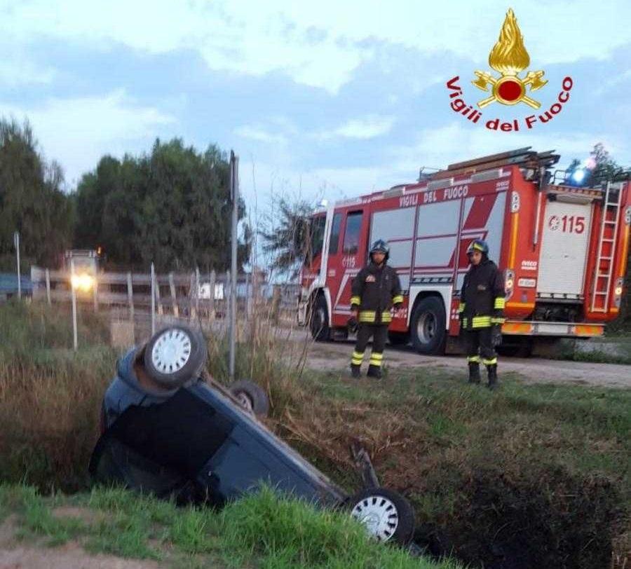 L'auto fuori strada e i vigili del fuoco