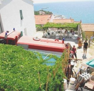 I vigili del fuoco riforniscono le case a Pomonte