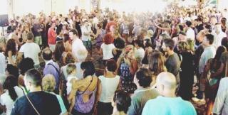 Corso Italia invasa nella notte bianca; i residenti del centro protestano per i continui rumori notturni