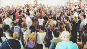 Corso Italia invasa nella notte bianca; i residenti del centro protestano per i continui rumori notturni
