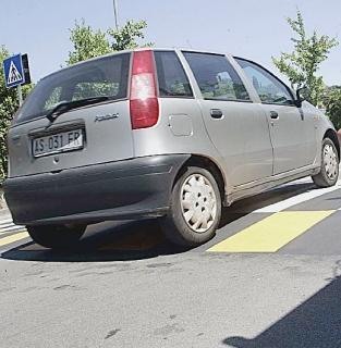 Via dei Cerchi e un dissuasore di velocità