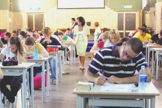 Ragazzi sui banchi di scuola e sotto il classico Machiavelli in via degli Asili