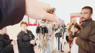 Un momento della recente consegna di alcuni alloggi di edilizia residenziale pubblica in un comune del Valdarno Inferiore