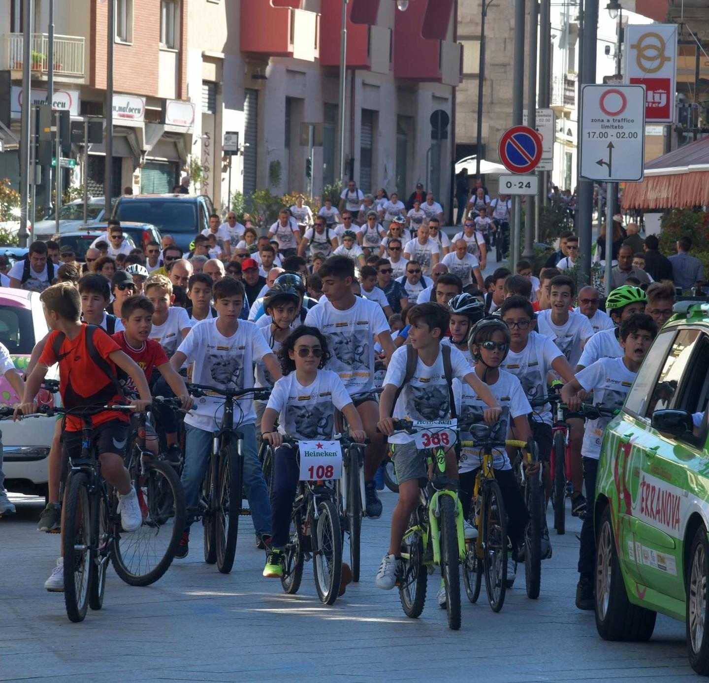 La pedalata dei mille Famiglie in sella per le vie della città 