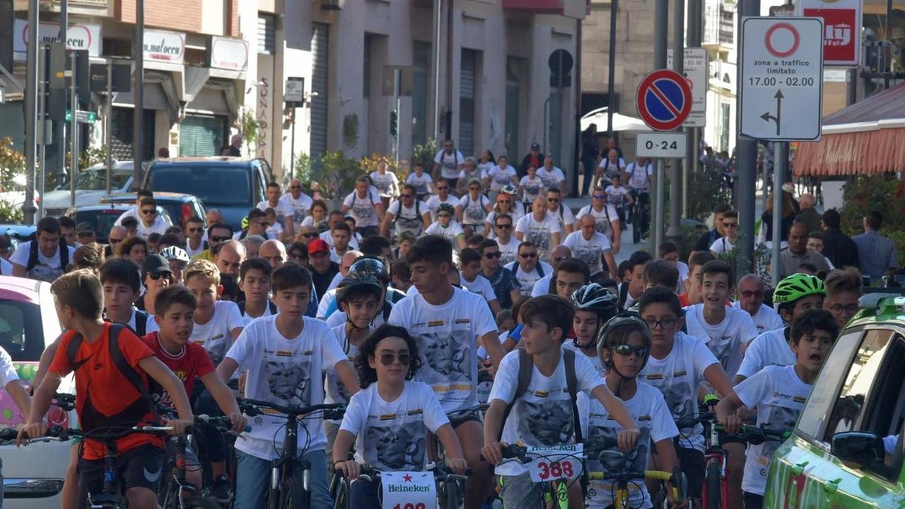 La pedalata dei mille Famiglie in sella per le vie della città 