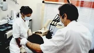 Una visita odontoiatrica in uno studio dentistico