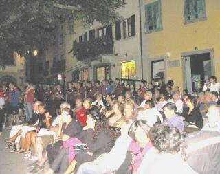 La piazza di Cutigliano affollata di gente