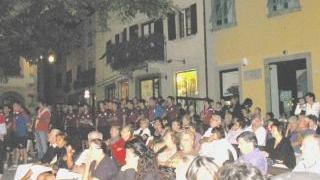 La piazza di Cutigliano affollata di gente