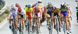 Una corsa di ciclisti Amatori