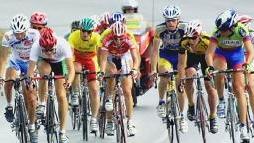 Una corsa di ciclisti Amatori