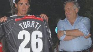 <strong>DIFENSORE.</strong> Marco Turati con Piero Camilli sul palco