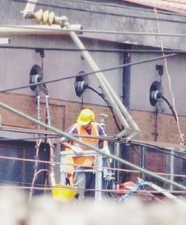 <strong>AL LAVORO.</strong> Gli operai impegnati nel ripristino della linea danneggiata