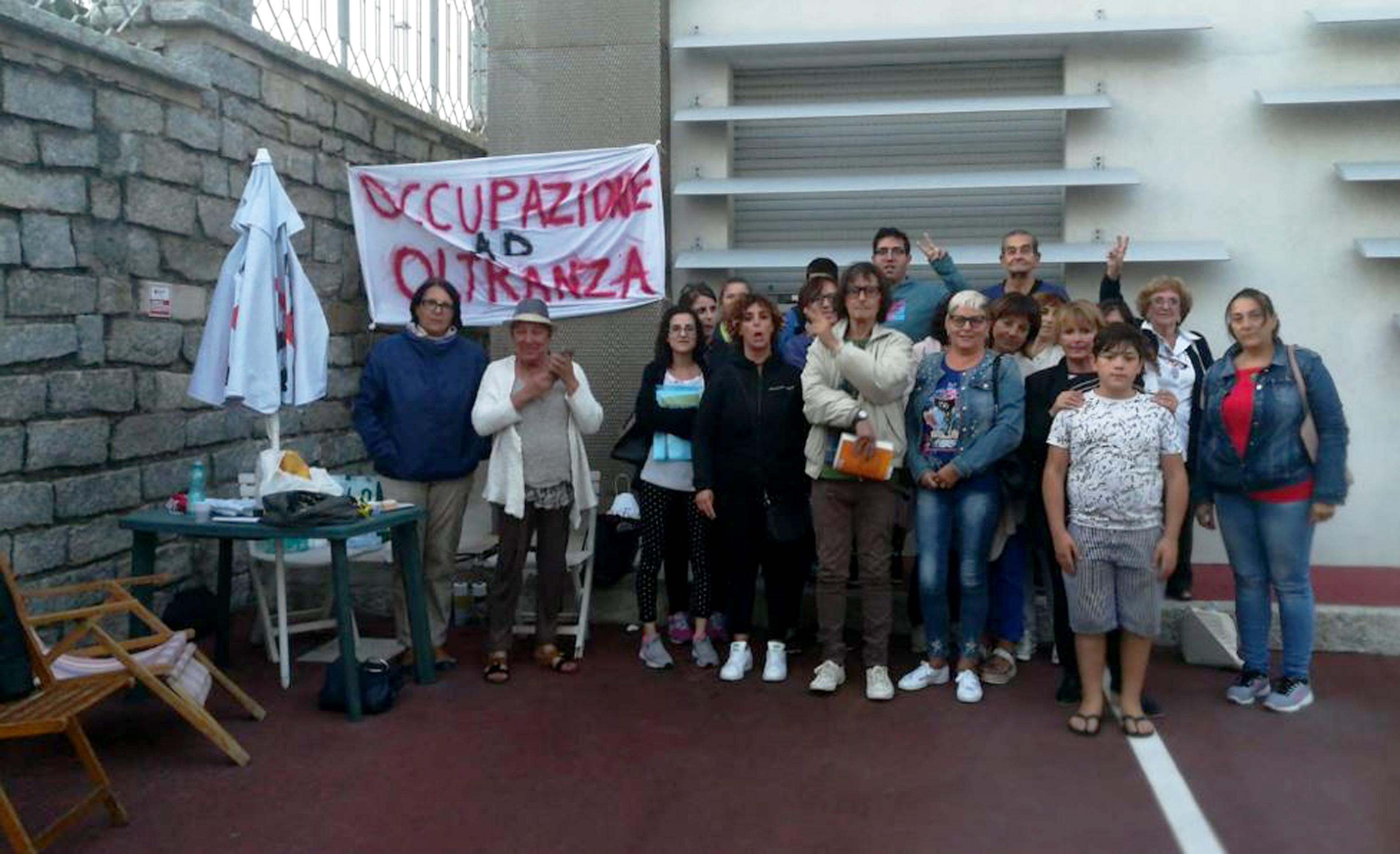 I manifestanti all'ospedale Paolo Merlo della Maddalena
