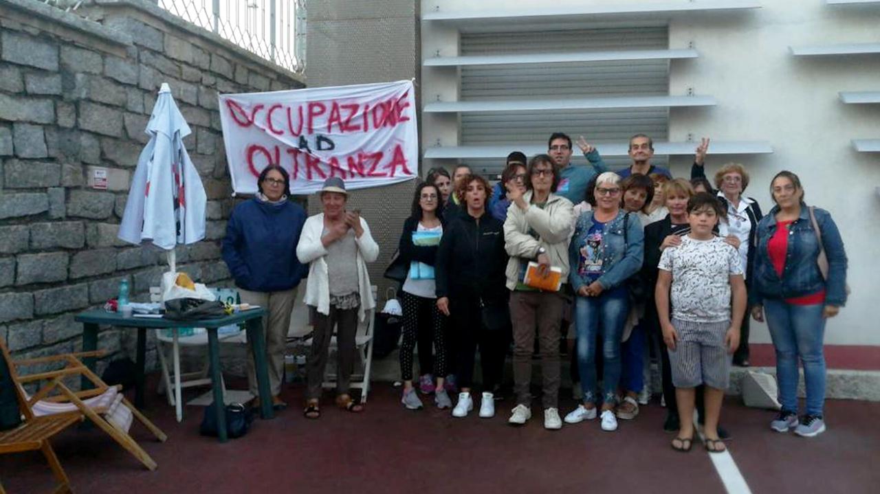 I manifestanti all'ospedale Paolo Merlo della Maddalena