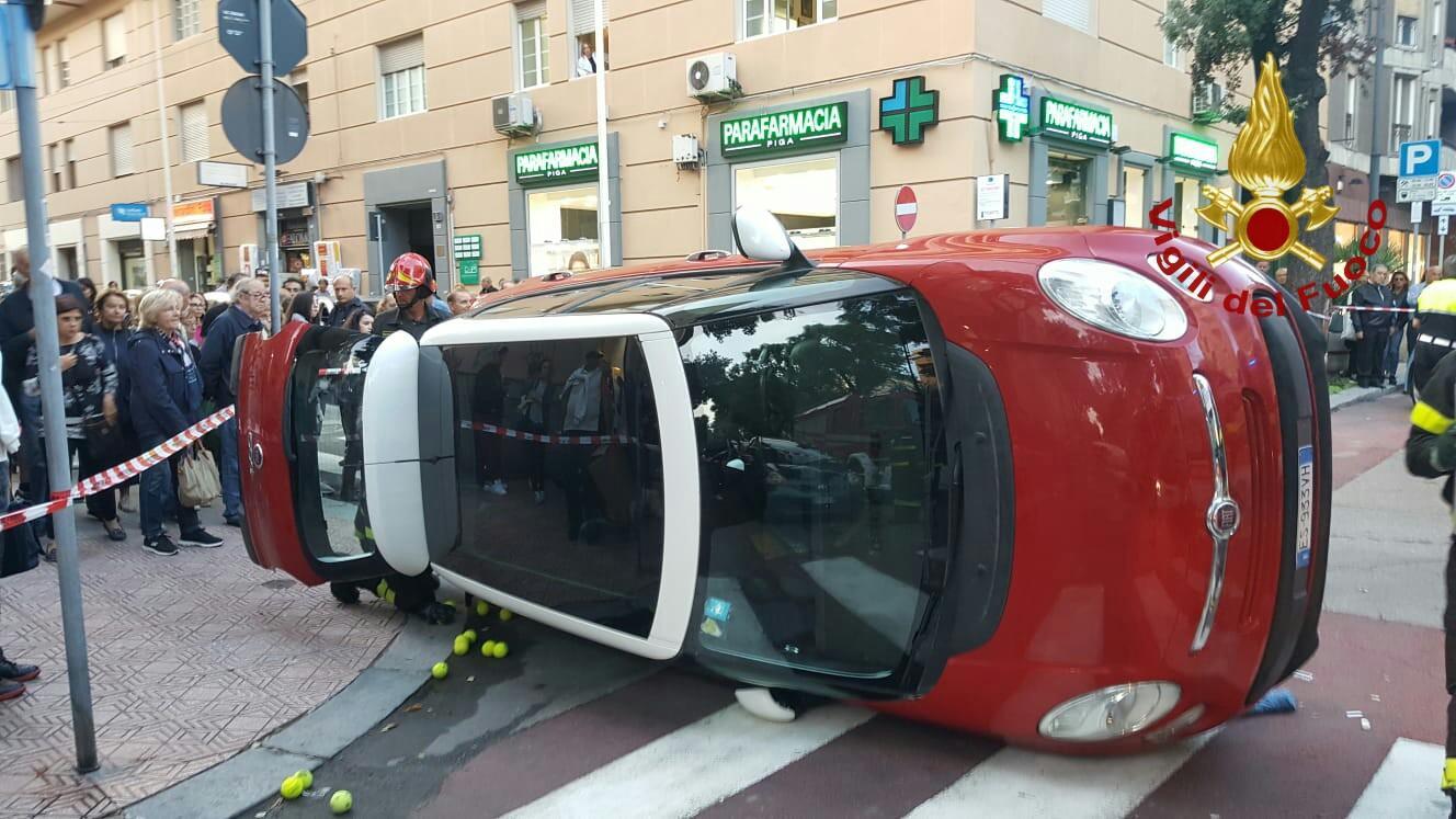 L'auto ribaltata per meglio soccorrere la donna investita