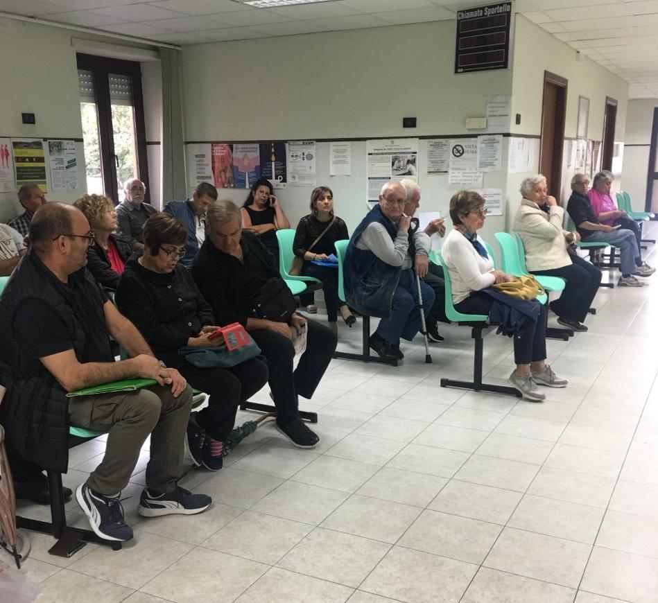 File all'ufficio prenotazioni del poliambulatorio
