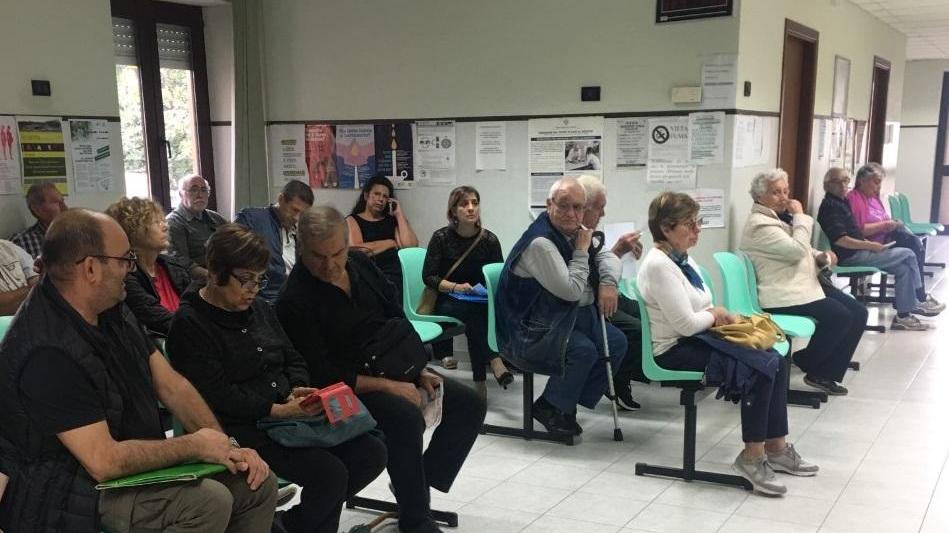 File all'ufficio prenotazioni del poliambulatorio