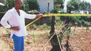 In alto Tazzini mostra la zona dove ha rinvenuto l’ordigno. Qui sopra la bomba da carro