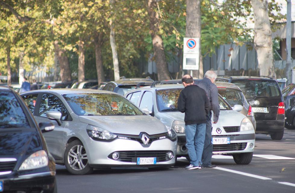 Scontro tra due auto guidate da anziani 