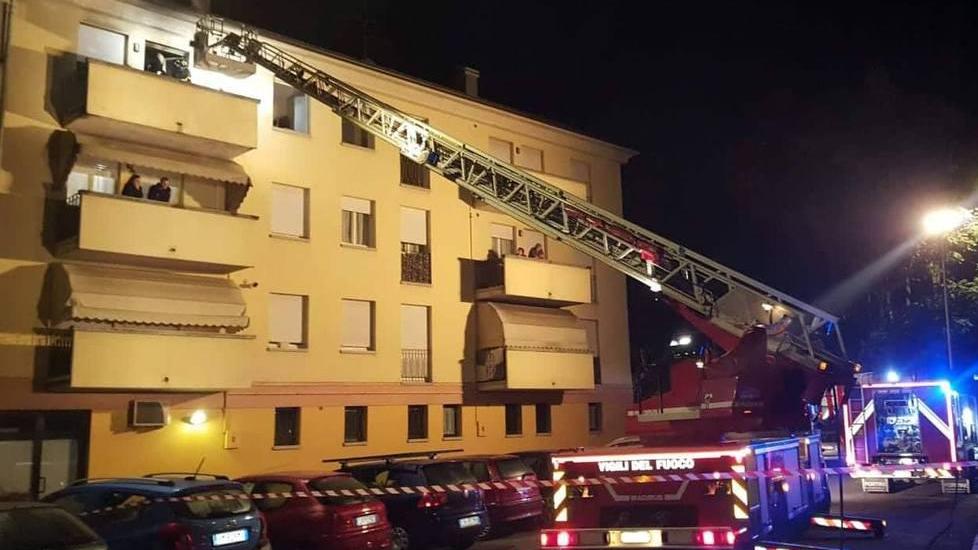 Rogo in appartamento per un corto circuito Fuori casa 12 famiglie