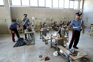 Cade dalla scala e chiede soccorso scoperto così il laboratorio di falsi