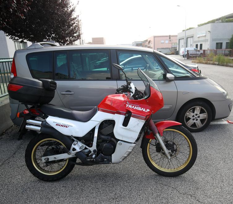 Auto contro moto, due feriti