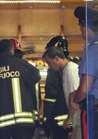 Investito da vampata di fuoco mentre tenta di aggiustare il forno