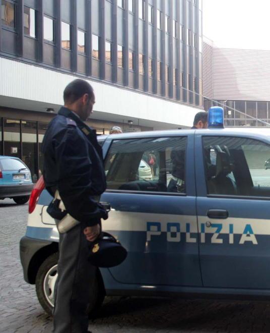 Perseguita e schiaffeggia l’ex la polizia arresta un 41enne 