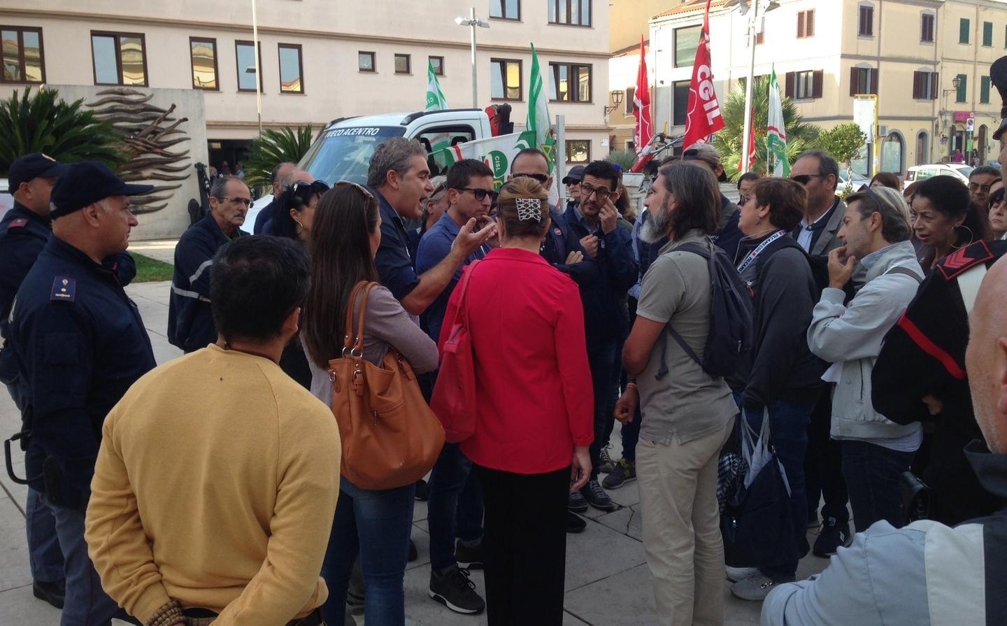 Multiservizi in piazza per difendere il lavoro 