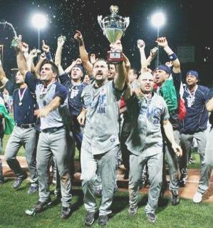 <strong>TRIONFO.</strong> Capitan Frignani solleva la coppa dello scudetto 2009 dell’Italian baseball league