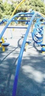Giochi in villa, ancora una caduta: una bambina si rompe le vertebre