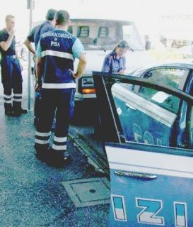 A sinistra Iva Marianelli, sopra volontari e poliziotti