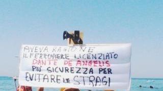 <strong>PROTESTA.</strong> Il pedalò portato in mare dall’assessore provinciale Favilla