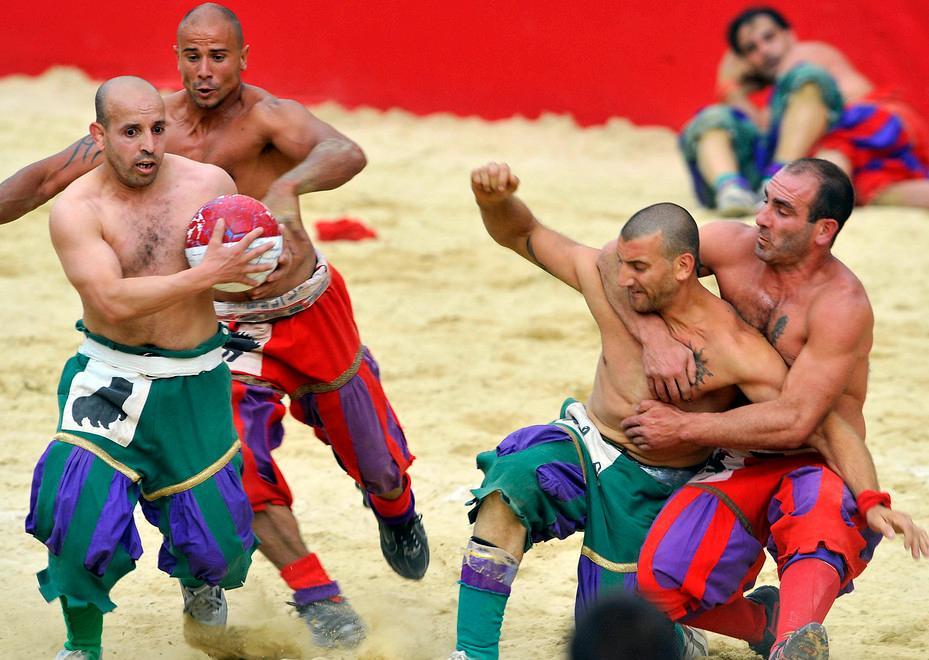 Una partita del calcio giocato a Firenze nel XVI secolo proposta oggi