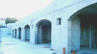Sopra i fondi in un primo momento destinati agli artigiani e contestati dal partito A fianco la parte superiore del nuovo parcheggio L’opera sarà inaugurata il prossimo 30 agosto Ed è polemica sui soldi spese per la festa