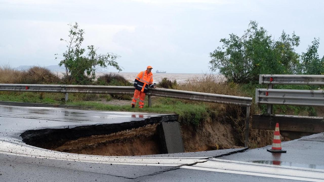 Uno dei crolli verificatisi sulla 195, strada che collega Cagliari ai centri della costa a ovest del capoluogo