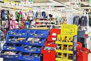 Acquisti di oggetti nel reparto scuola della Coop