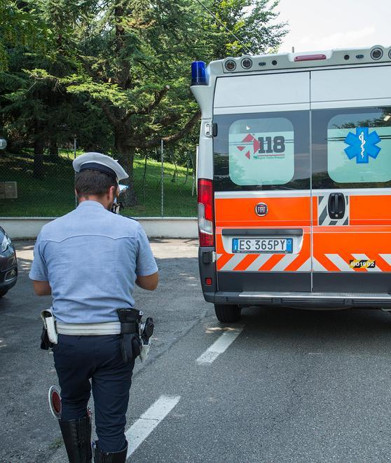 Sfreccia senza la patente sull’auto “bloccata”