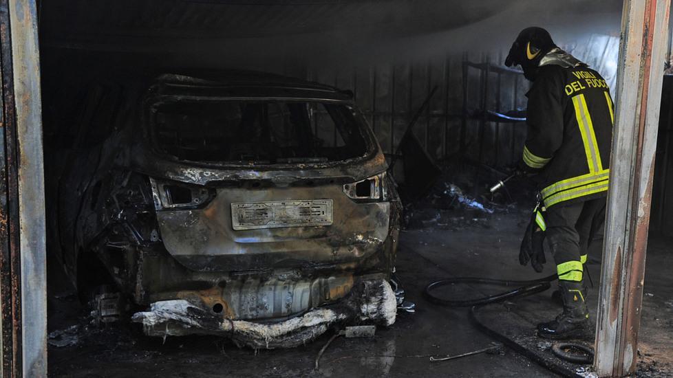 Macchina prende fuoco dentro un capanno