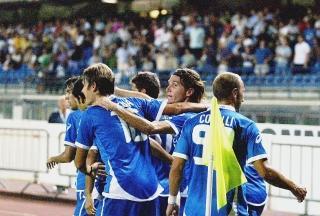 Gli azzurri abbracciano Eder dopo che il brasiliano ha messo a segno il gol del raddoppio nel match vinto ieri sera contro il Piacenza