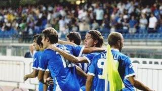 Gli azzurri abbracciano Eder dopo che il brasiliano ha messo a segno il gol del raddoppio nel match vinto ieri sera contro il Piacenza