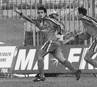 Banchelli esulta dopo un gol in serie B