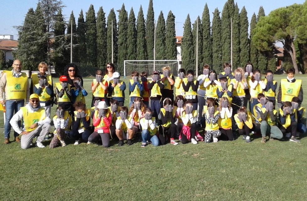I bambini di due classi puliscono le aree verdi