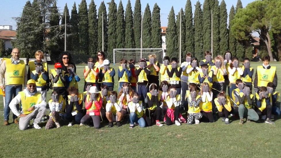I bambini di due classi puliscono le aree verdi