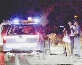 L’altra notte si è svolto un controllo della polizia Ecco tre momenti. Sopra una volante ad un incrocio sull’Aurelia. A destra e a sinistra, i poliziotti controllano due prostitute che erano sulla strada