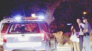 L’altra notte si è svolto un controllo della polizia Ecco tre momenti. Sopra una volante ad un incrocio sull’Aurelia. A destra e a sinistra, i poliziotti controllano due prostitute che erano sulla strada