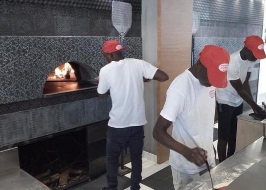 «Non piaci ai clienti» Rifiutata l’assunzione a un pizzaiolo africano 