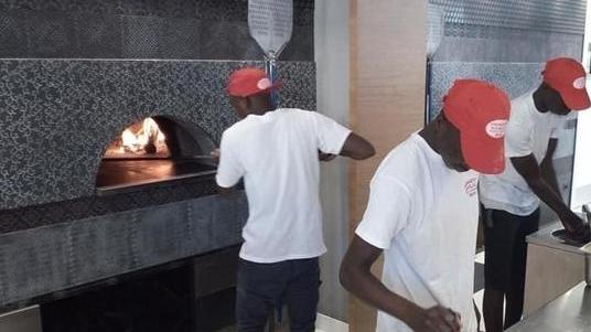 «Non piaci ai clienti» Rifiutata l’assunzione a un pizzaiolo africano 