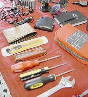 Arnesi da scasso e la refurtiva sequestrata in casa di ladri e non ancora restituita